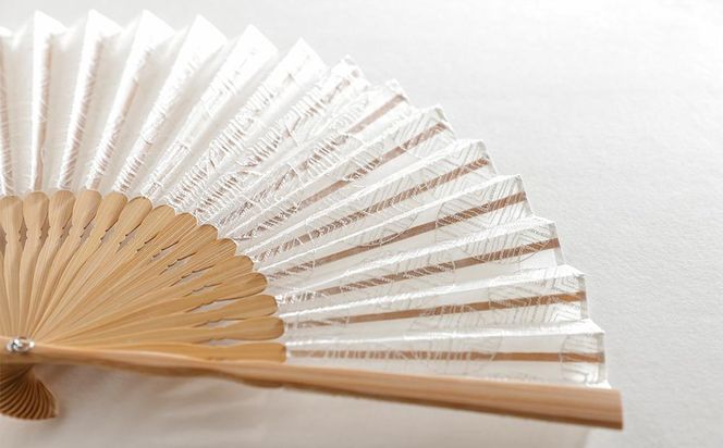 【伊と幸】《白生地の老舗が贈る》透扇子（丸に松・白） 261009_B-AZ27