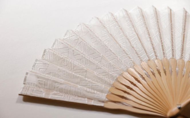 【伊と幸】《白生地の老舗が贈る》透扇子（丸に松・白） 261009_B-AZ27