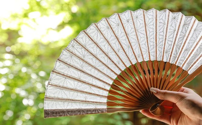 【伊と幸】《白生地の老舗が贈る》透扇子（麻の葉文様・白） 261009_B-AZ28