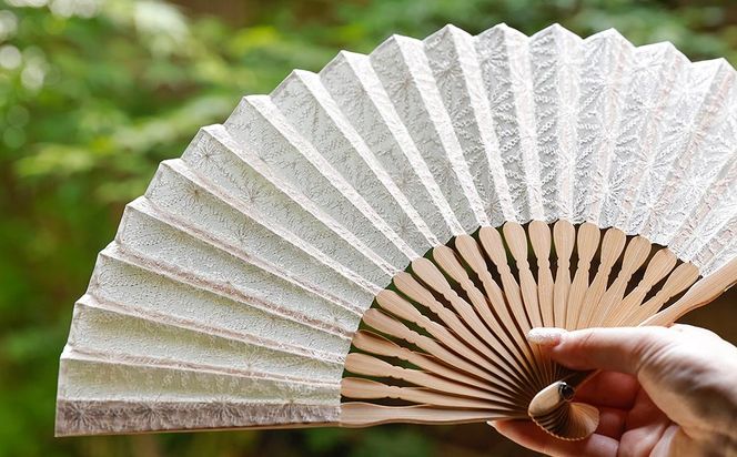 【伊と幸】《白生地の老舗が贈る》透扇子（麻の葉文様・白） 261009_B-AZ28