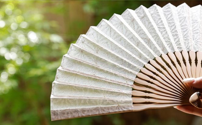 【伊と幸】《白生地の老舗が贈る》透扇子（麻の葉文様・白） 261009_B-AZ28