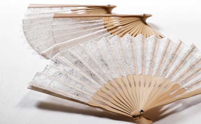 【伊と幸】《白生地の老舗が贈る》透扇子（麻の葉文様・白） 261009_B-AZ28