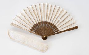 【伊と幸】《白生地の老舗が贈る》透扇子（糸菊尽し/金糸） 261009_B-AZ32