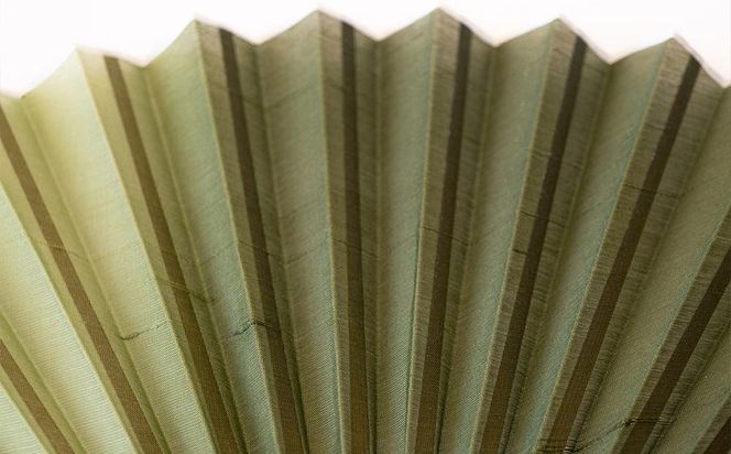 【伊と幸】《白生地の老舗が贈る》霞扇（鶯ぼかし染め） 261009_B-AZ34