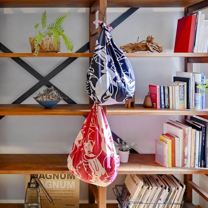 【三陽商事】地域猫活動　綿三幅両面ふろしき（キャットパズル／ブラック×コスモス色） 261009_B-BY52