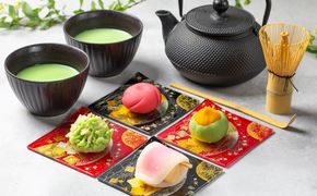 【金彩工芸山田】金彩友禅ガラスの器　和菓子皿　双子月（赤黒） 261009_B-QM02