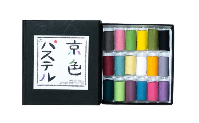 【王冠化学工業所】京色パステル18色セット（パステル紙付き）［ 京都 セット 伝統 和 ご当地 お取り寄せ 贈り物 家庭用 自宅用 贈答品 贈答用 お祝い 内祝い ギフト プレゼント おすすめ 人気 パステル アート 色 絵具 画材 絵画 アート 文具 ハンドメイド 手づくり 最高級 高級 ロングセラー ブランド メーカー 趣味 癒し セラピー 日本初 ドール 人形 歴史 受賞 ］ 261009_B-SK01