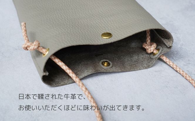 【革工房Rim】タテ型ポシェット 〈白〉 [ 京都 ポシェット ハンドメイド コンパクト 本革 バッグ 人気 おすすめ 鞄 かばん 革 レザー 手作り クラフト ギフト プレゼント お取り寄せ 通販 送料無料 ふるさと納税 ] 261009_B-XA02VC02