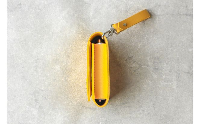 【イエロー】毎日の“ときめき”を仕込めるリップケース　リップクリームホルダー　キーホルダーストラップ　【ミラー付き・3本入る】 232238_CM032VC02