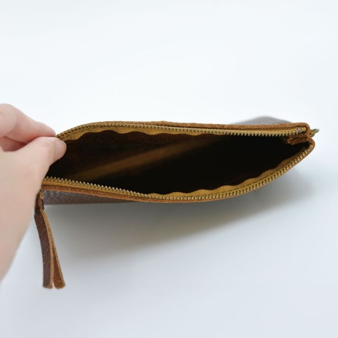 益子の革工房maharoのファスナー 通帳ケース　キャメルブラウン｜栃木県 益子町 ふるさと納税 ファスナー通帳ケース 牛革 手作り（AX139-1）