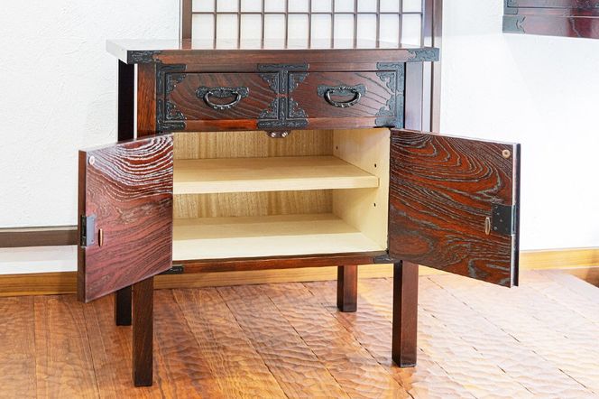 仙台箪笥 両開コンソール 拭き漆塗り (申込書返送後、1ヶ月～6ヶ月程度でお届け) 欅産業 職人 おすすめ 船箪笥 [インテリア タンス 収納 家具 和 モダン 高級 和箪笥 小箪笥 伝統 工芸品 仏壇 仏具 神具 飾り棚 欅 漆塗 彫金 金具 装飾 仙台箪笥 船箪笥 舟箪笥 宮城 利府 欅産業]|06_kyk-450301