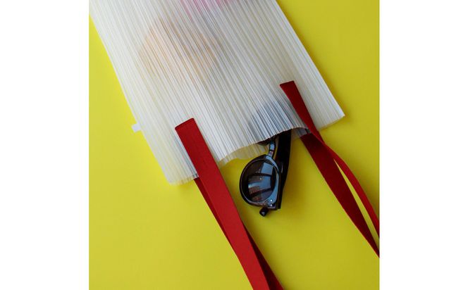 香川県産プリーツバッグ・ストライプ・ラージ［ レッド １点］軽やかで上品な透け感のあるショルダーバッグ 372013_LJ010VC03