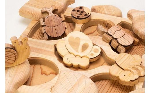 木のおもちゃ パズル かくれんぼパズル さとやま 里山 木製 木 おもちゃ 知育玩具 赤ちゃん ベビー 男の子 女の子 ギフト プレゼント 贈り物 贈答 お祝い 出産祝い 誕生日祝い 日本製 手作り てづくり 受注生産品 のし 名入れ可能 山のくじら舎 幼児 子供 2歳 3歳 4歳 5歳 昆虫 自然 学習 教育 成長 発達 想像力 創造力 脳トレ 集中力 手先 器用 葉っぱ ヒノキ 安芸市 高知県