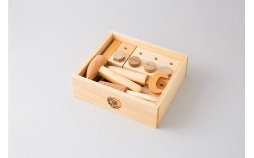 木のおもちゃ ちいさな 大工道具 セット 山のくじら舎 詰め合わせ 木製 木 おもちゃ 知育玩具 男の子 女の子 ギフト プレゼント 贈り物 贈答 お祝い 出産祝い 誕生日祝い 日本製 手作り てづくり 大工 道具 受注生産品 名入れ可能 高知県 安芸市 2歳 トンカチ ドライバー レンチ 木箱 ヒノキ スギ ケヤキ サクラ 組み立て 釘 穴あきブロック 想像力 つみ木 親子 遊び 安芸市 高知県