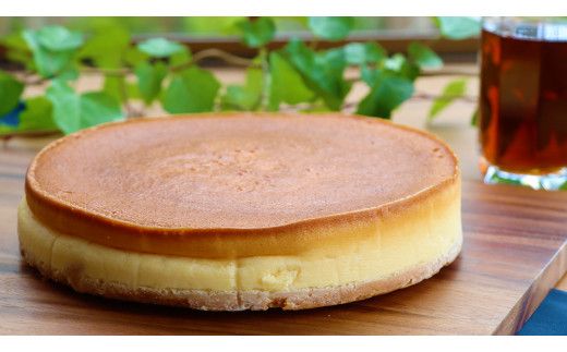 ベイクド チーズケーキ （ スフレ タイプ） 6号 × 1個 ホールケーキ 冷蔵 スイーツ デザート お菓子 洋菓子 ケーキ 焼き菓子 チーズ スフレ チーズケーキ コク しっとり 老舗 洋菓子店 ハロウィン [AF005us]