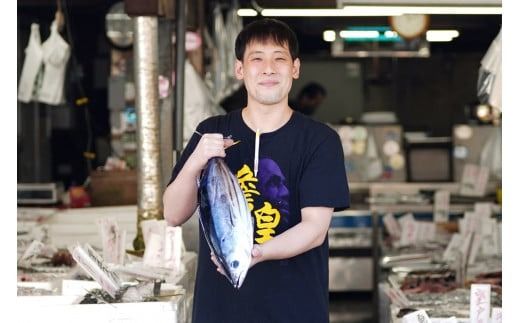 老舗 寺尾鮮魚店の初鰹と戻り鰹のタタキ定期便 1.5kgセット × 2回 タレ・薬味付き カツオのたたき 高知 藁焼き 真空パック 冷凍 定期便 旬 春 秋 食べ比べ 初ガツオ 戻りガツオ 鮮魚店 タタキ 1.5kg 2回 タレ 薬味 ねぎ にんにく 解凍方法 流水解凍 冷蔵庫 半解凍 キャッチコピー 本場 グルメ 海鮮 節 安芸市 高知県