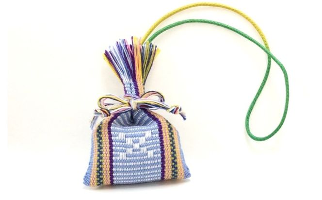 伝統工芸＜読谷山花織＞マースストラップ（１つ） ☆ 沖縄 読谷村 お守り 縁 ジンバナ カジマヤー 扇花 手作り 花織 地場産品 伝統工芸品 後継者育成 色違い有 プレゼントに