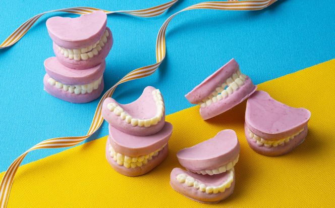 ハロウィン・バレンタインデーチョコレートのニューウェーブ。あなたと一緒にいればー「入れ歯チョコレート」（10個セット）ハロウィンの仮装に。バレンタインデーのサプライズに。【チョコ チョコレート サプライズ ギフト 贈り物 ハロウィン バレンタイン プレゼント ストロベリー 苺チョコ おいしい 楽しい 仮装 ファミリー 家族 パーティ こども BonBons 三重県 四日市市 ふるさと納税】