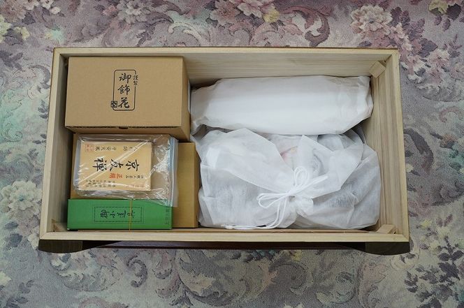【雛人形の最高峰】瀞本金箔・金沢金箔を使用した最高級雛人形 人形作り40年 “平安天鳳”作 名入れ旗付き 皆紅 豪華 絢爛 黄金 純金 H067-160