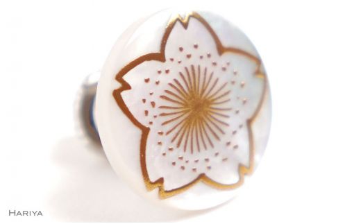 桜蒔絵 白蝶貝ピンブローチ 桐箱付き 蒔絵 漆 白蝶貝 桜 ハンドメイド ピンブローチ アクセサリー ギフト 伝統工芸 工芸品 国産 日本製 復興 震災 コロナ 能登半島地震復興支援 北陸新幹線 F6P-1700