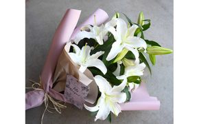 【母の日】カサブランカ３本とグリーンの花束＜お届け日：2026年5/4～5/10 当店おまかせ ＞母の日カード付き【 母の日 ギフト アレンジ 花 贈り物 大阪府 門真市 】 272230_BG127