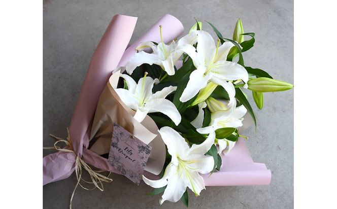 【母の日】カサブランカ３本とグリーンの花束＜お届け日：2026年5/4～5/10 当店おまかせ ＞母の日カード付き【 母の日 ギフト アレンジ 花 贈り物 大阪府 門真市 】 272230_BG127