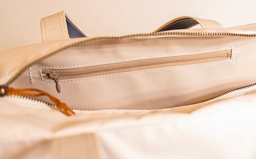 テントの加工技術を生かしたトートバッグ「ハルチ」　121-1935-02