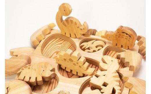 木のおもちゃ パズル かくれんぼパズル きょうりゅう 恐竜 木製 知育玩具 赤ちゃん ベビー 男の子 女の子 ギフト プレゼント 出産祝い 誕生日祝い 日本製 手作り 名入れ 山のくじら舎 2歳 幼児 子供 幼稚園 保育園 たまご エッグ 遊び 学習 脳トレ 感覚 刺激 動物 自然 教育 発達 想像力 創造力 W340mm H50mm D320mm ヒノキ スギ フェルト 安芸市 高知県