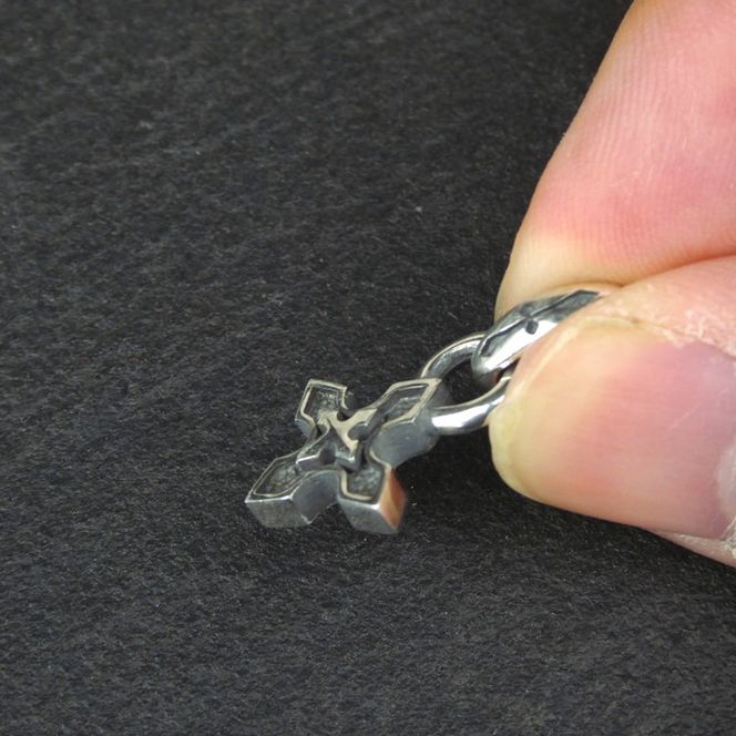 small edge cross pendant スモール エッジ クロス ペンダント ｜ シルバー アクセサリー 十字架 モチーフ 925 ペンダントトップ ネックレス チャーム ジュエリー アクセ ファッション ハンドメイド 人気 シンプル ギフト プレゼント 年末年始 お中元 お歳暮 内祝い 快気祝い