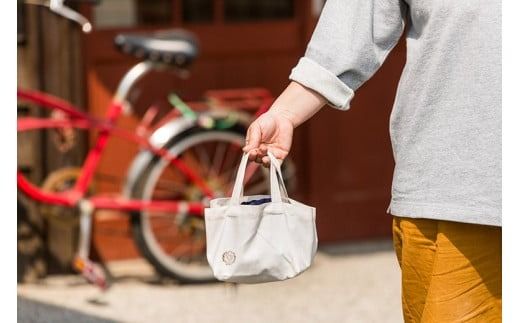 木のおもちゃ 赤ちゃんの宝石箱 おひさま 袋入り セット 詰め合わせ 宝石 木製 知育玩具 男の子 女の子 ギフト プレゼント 贈り物 出産祝い 誕生日祝い 日本製 手作り 受注生産品 のし 山のくじら舎 つみ木 9コ入り 歯がため 2個 コロコロ 1個 カタカタ 1個 材質 サクラ ヒノキ ケヤキ 0歳 1歳 2歳 ベビー 赤ちゃん 幼児 乳児 木育 国産 安全 高品質 安芸市 高知県