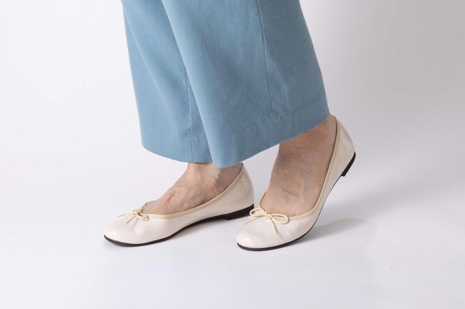 美脚に導く骨盤ケアシューズyui エナメル アイボリー【サイズ26.0cm】DG011VC07