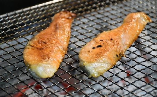 炭火焼き 銀鮭 40g前後×16切れ(切り身の半分 小分け お弁当 鮭 さけ サケ レンジ おかず レトルト 時短)【002382】