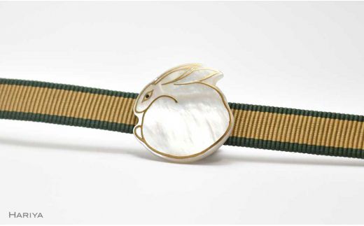 うさぎ蒔絵 白蝶貝帯留 ウサギ うさぎ 白蝶貝 漆塗り 漆 蒔絵 帯留 帯留め  アクセサリー 和装 着物 和服 ギフト 伝統工芸 工芸品 国産 日本製 うるしアート 復興 震災 コロナ 能登半島地震復興支援 北陸新幹線 F6P-0331