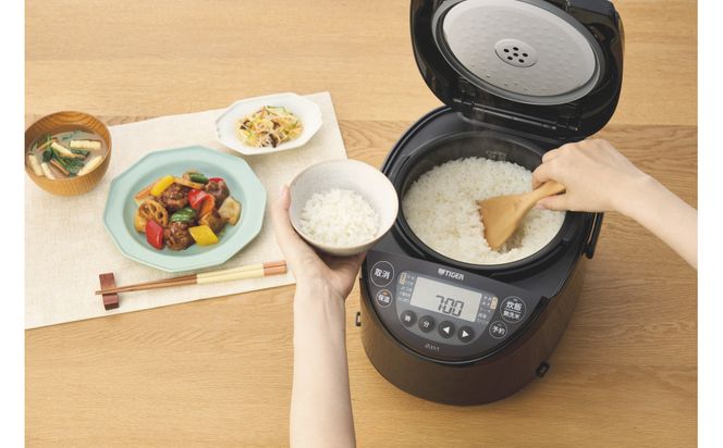 炊飯器 5.5合炊き タイガー魔法瓶(TIGER) 炊飯器 IH式 2026年度モデル 炊きたて 遠赤3層土鍋コート釜 粒立ち保温 お手入れ簡単 パールブラック JPW-J100KP 【 大阪府門真市 家電 電化製品 キッチン家電 生活家電 新生活 黒 】● 272230_AZ079