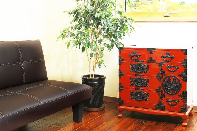 仙台箪笥 猫足チェスト 朱色漆塗り (申込書返送後、5ヶ月～8ヶ月程度でお届け) 欅産業 職人 おすすめ 船箪笥 [インテリア タンス 収納 家具 和 モダン 高級 和箪笥 小箪笥 伝統 工芸品 仏壇 仏具 神具 飾り棚 欅 漆塗 彫金 金具 装飾 仙台箪笥 船箪笥 舟箪笥 宮城 利府 欅産業]|06_kyk-390201