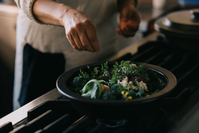 PETARI Shallow Pot 30cm Jet Black（ブラック）G.M.P 【 グッドデザイン賞受賞 陶器製 万能調理土鍋 鍋 土鍋 平鍋 浅鍋 電子レンジ可 キッチン雑貨 新生活 ギフト プレゼント 三重県 四日市市】 -[G632-3]