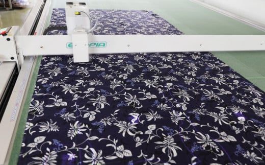 紳士用かりゆしウェア　リュウキュウコスミレ柄　コン【ＬＬサイズ】　G1833