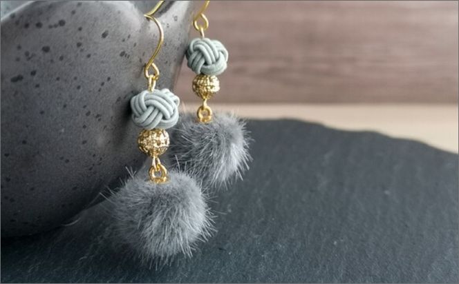 ＊薄墨色（グレー）＊水引ピアス/玉結びとフェイクファーのピアス　AM00322