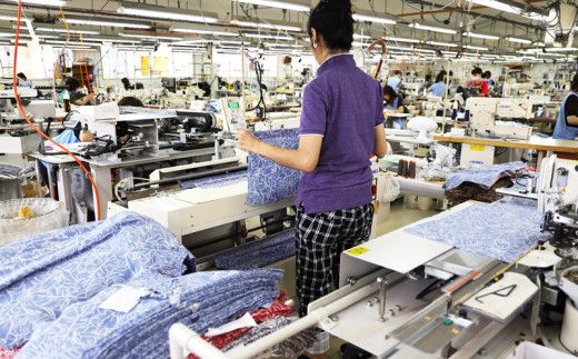 レディースかりゆしウェア　クマノミと亀とヒトデ柄　オフ/コン　7号　S1129