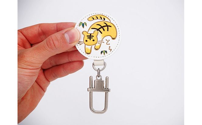 文庫屋大関 干支キーホルダー 寅 ドアに冷蔵庫にペタリ 干支 キーホルダー マグネット入り 磁石入り 革製品 革小物 革製 日用品 雑貨 小物雑貨 マグネット 磁石 工芸品 民芸品 伝統工芸品 東京 東京都 墨田区