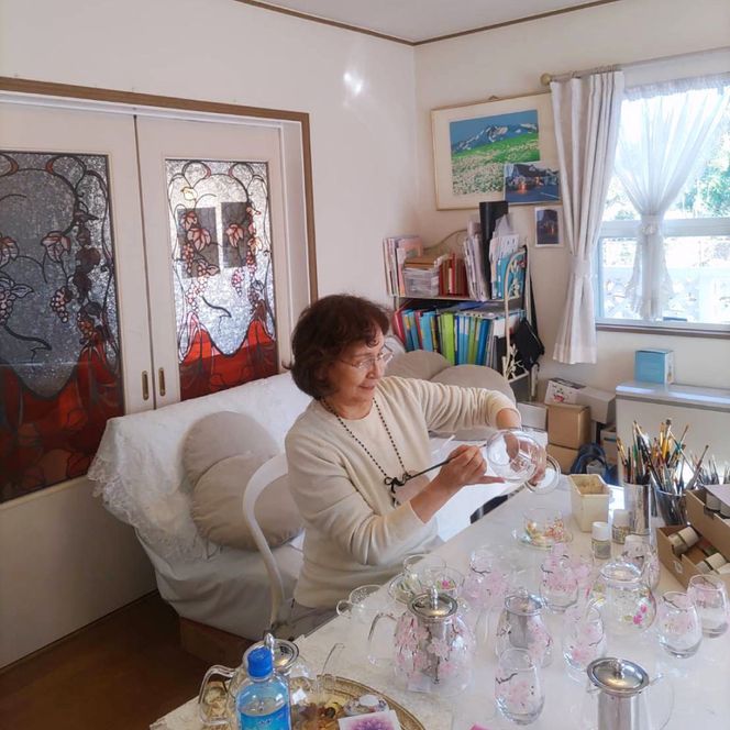 【絵付け手描き】ランプティーポット（1個）、カップ＆ソーサー（1客 ）2点セット「小菊と雪の結晶」 筒井啓子作 | ガラス ガラス製品 ティーポット ティーカップ 食器 ポット 器 茨城県 守谷市 送料無料
