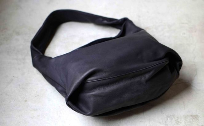 シルキータッチしっとりレザー 軽く柔らかい袋タイプ・ＬＵＡ(ＬＡ００１)＃墨黒 A4対応 バッグ 牛革 レザー 革製品 天然素材 軽量 日本製 ブラック カジュアル 墨田区 東京