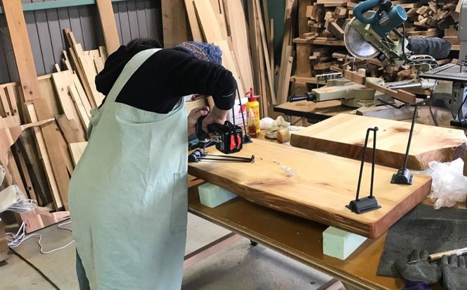 徳川御三家紀州藩の伝統を受け継ぐ三重県 尾鷲(オワセ）ヒノキの一枚板でローテーブルを作るワークショップ Lサイズ 長さ900～1,100×幅250～350×高さ約210㎜【家具 インテリア サイドテーブル リビング 体験 DIY 新婚 思い出 結婚 お祝い ギフト メーカー オーダーメイド 手作り おしゃれ 家族 一人暮らし 新生活 引越し ブルック 三重県 四日市市 ふるさと納税】