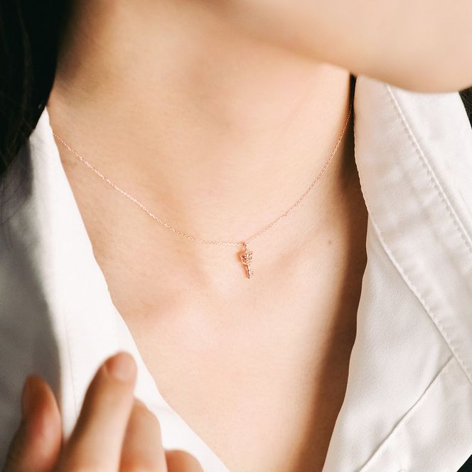 【心葉/京都kokoroba kyoto】K10 天然ダイヤモンド 百合の紋章×鍵モチーフ キーネックレス「ピンクゴールド」 261009_B-WV06VC02