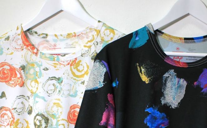 Tシャツ 感覚刺激Tシャツ 08AKAAO 洋服 ファッション 総柄Tシャツ プレゼント 手書き 絵画 アート作品 通気性 柔軟性 日本製 福祉施設 ワークショップ 東京都 墨田区