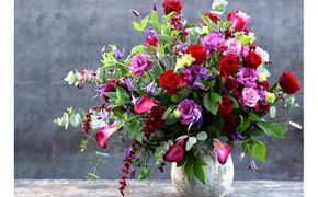 【母の日】洗練されたデザインの美しいアレンジメント ラフィネ＜お届け日：2026年5/4～5/10 当店おまかせ ＞母の日カード付き【 母の日 ギフト アレンジ 花 贈り物 大阪府 門真市 】 272230_BG156