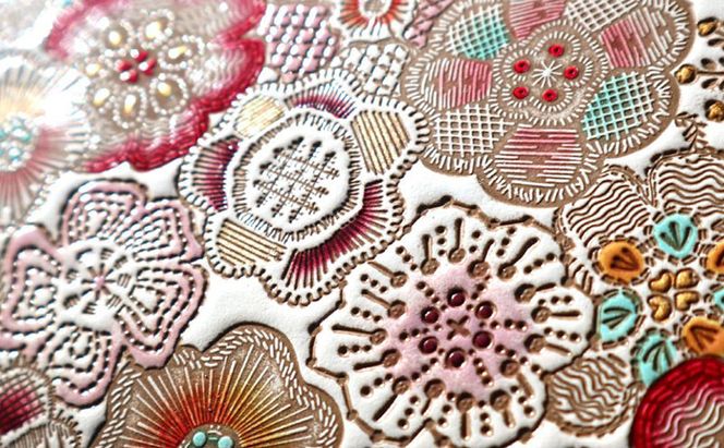 【文庫屋大関】マカロンポーチ 春らんまん＜茜＞【皮革工芸品】 ポーチ ミニポーチ 小物入れ アクセサリー入れ イヤホン入れ 収納 保管ケース 手のひらサイズ  本革 革 皮革 工芸品 工芸 雑貨 ギフト プレゼント 日本製 東京