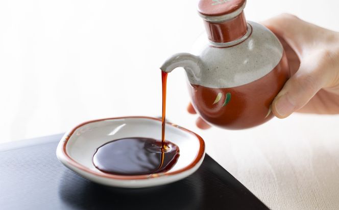 プラスティックやステンレスの桶とは異なる、「百年木桶」ならではの味わいを。創業100年以上続く、希少な木桶仕込みの伊勢藏定番醤油6本セット（本醸造うすくち1L、本醸造こいくち1L、本醸造たまり1L　各2本セット） 【天然醸造、手作り、老舗、おすすめ、人気、プレミアム、高評価、濃厚、刺身、詰め合わせ、ギフト、家庭用、国産、調味料、寿司、煮物、冷奴、焼魚、料理、炒め物、三重県、四日市、ふるさと納税】