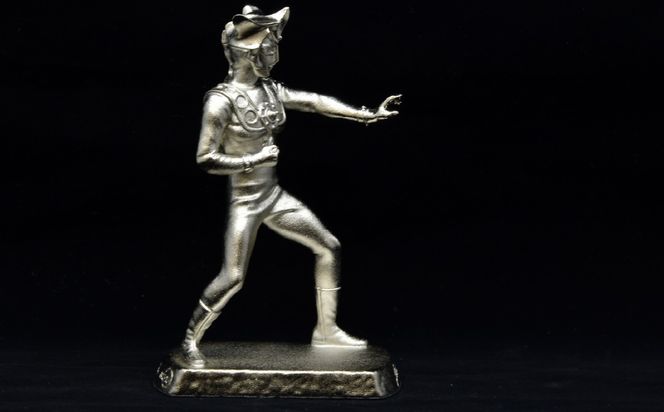 『ウルトラマンレオ』　ペーパーウェイト シルバー 147-027 ふるさと納税 ペーパーウェイトウルトラマンレオシルバー 笛吹市 プレゼント 贈り物 ギフト