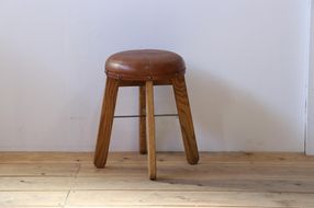 本革で仕立てたアンティークな風合いのスツール  Z117